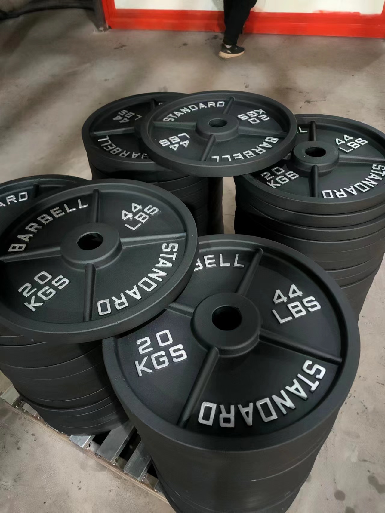 Factory Wholesale Fitness Equipment Gym Black Cast Iron 50mm Barbell Weightlifting Bumper Plates 2.5kg-25kg 10LB-55LB